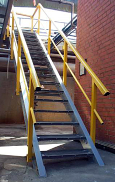 GVK trap, volledig gemaakt uit glasvezelversterkende polyester profielen en traptreden.